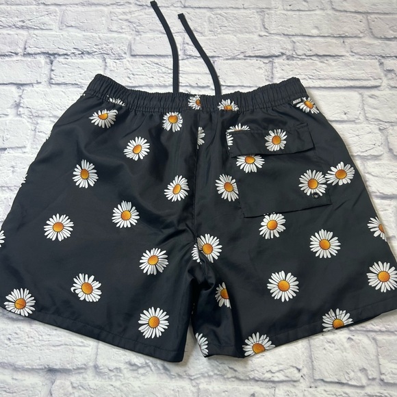 Men’s Nike Flow Swim Trunks. Daisy Sportswear Sports Essentials. Size M. - Picture 2 of 8